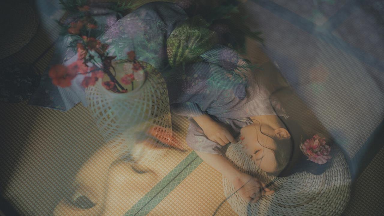 胡桃安慰旅行者图片:  坚强少女的温柔关怀