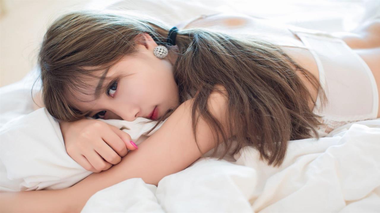 动漫美女打普克：谁将成为最终的牌技女王？