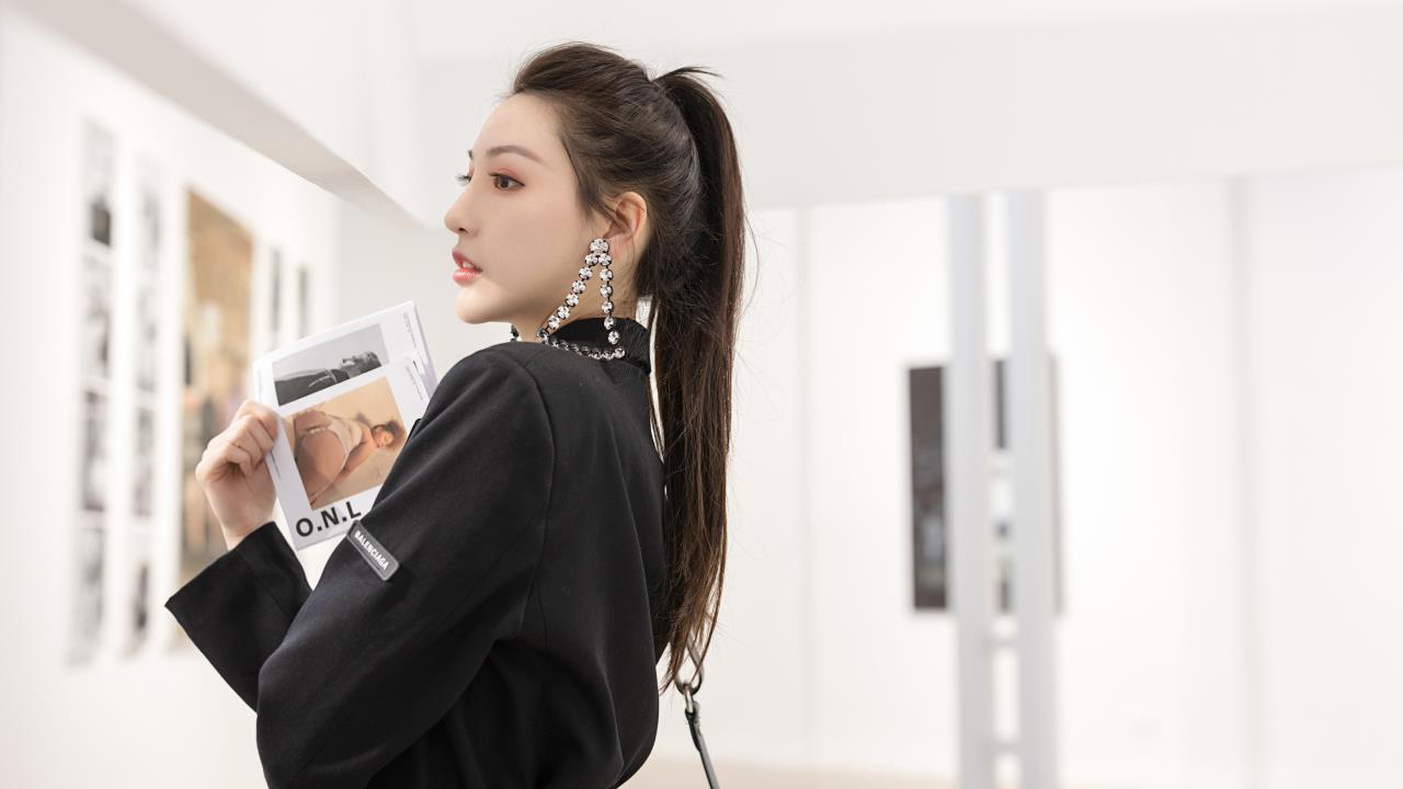 英雄联盟卡莎翻白眼流口水样子:  她究竟怎么了？